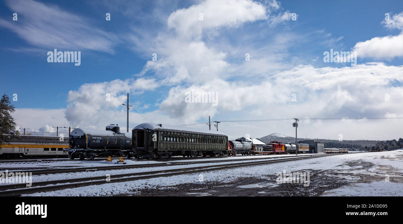 Williams Arizona USA. 23. Mai 2019. Retro historische Züge im Bahnhof. Verschneiter Tag, Titel und Wagen mit Schnee bedeckt Stockfoto