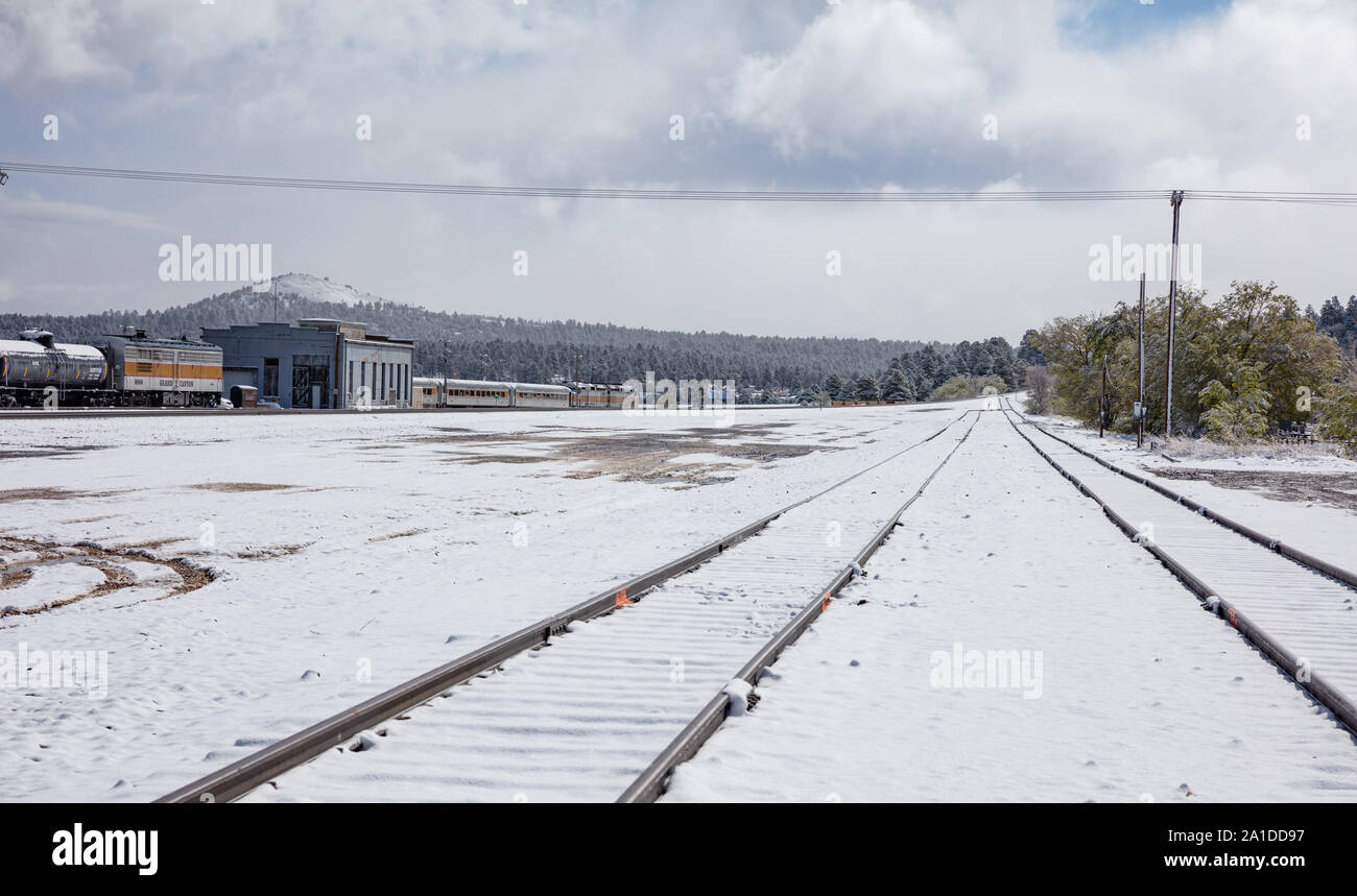 Williams Arizona USA. 23. Mai 2019. Grand Canyon Railway, Zug am Bahnhof mit Schnee bedeckt. Stockfoto