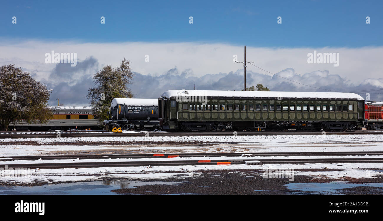 Williams Arizona USA. 23. Mai 2019. Retro historische Züge im Bahnhof. Verschneiter Tag, Titel und Wagen mit Schnee bedeckt Stockfoto