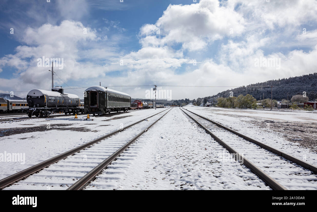Williams Arizona USA. 23. Mai 2019. Retro historische Züge im Bahnhof. Verschneiter Tag, Titel und Wagen mit Schnee bedeckt Stockfoto