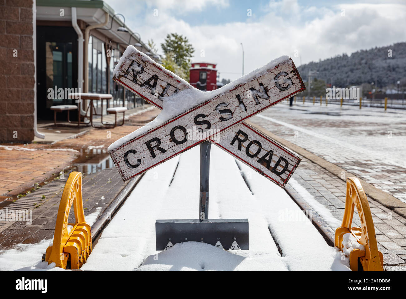 Williams Arizona USA. 23. Mai 2019. Williams Bahnhof. Rail Road Kreuzung unterzeichnen und Schienen mit Schnee bedeckt Stockfoto