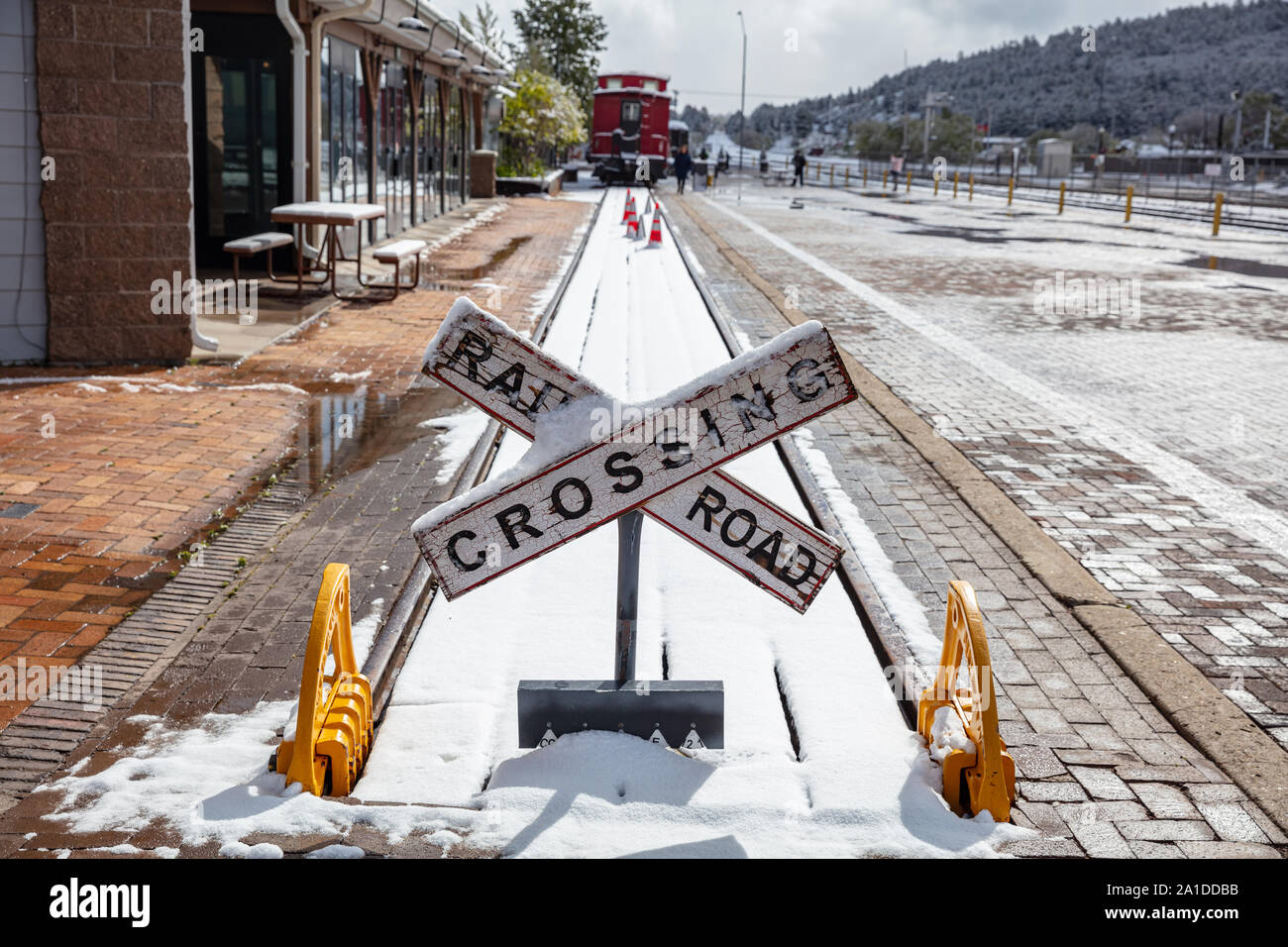 Williams Arizona USA. 23. Mai 2019. Williams Bahnhof. Rail Road Kreuzung unterzeichnen und Schienen mit Schnee bedeckt Stockfoto