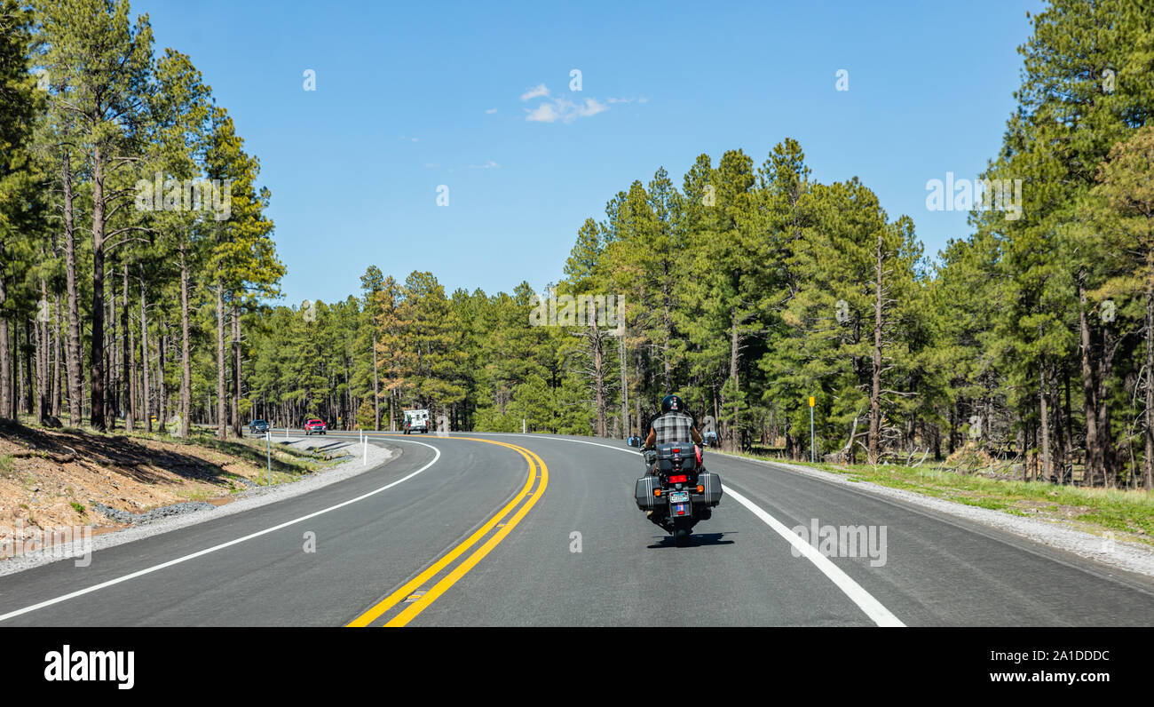 Arizona Highway, USA. 26. Mai 2019: Rückansicht eines Biker reiten Moto, Autobahn in der Nähe von Sedona, blauer Himmel, sonniger Frühlingstag Stockfoto