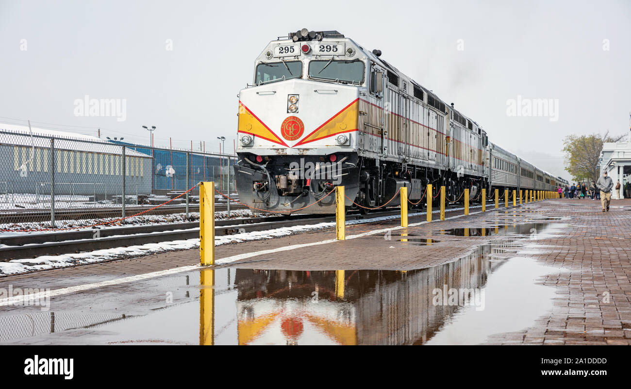 Williams Arizona USA. 23. Mai 2019. Grand Canyon Railway, am Bahnhof. Reflexionen über Regenwasser. Low Angle View Stockfoto
