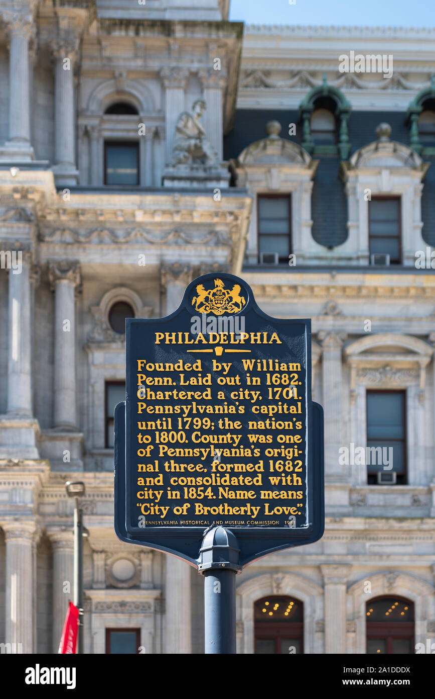 Philadelphia USA, ein Zeichen in der Penn Square, in dem die historische Entwicklung der Philadelphia mit Rathaus im Hintergrund, Pennsylvania, USA Stockfoto