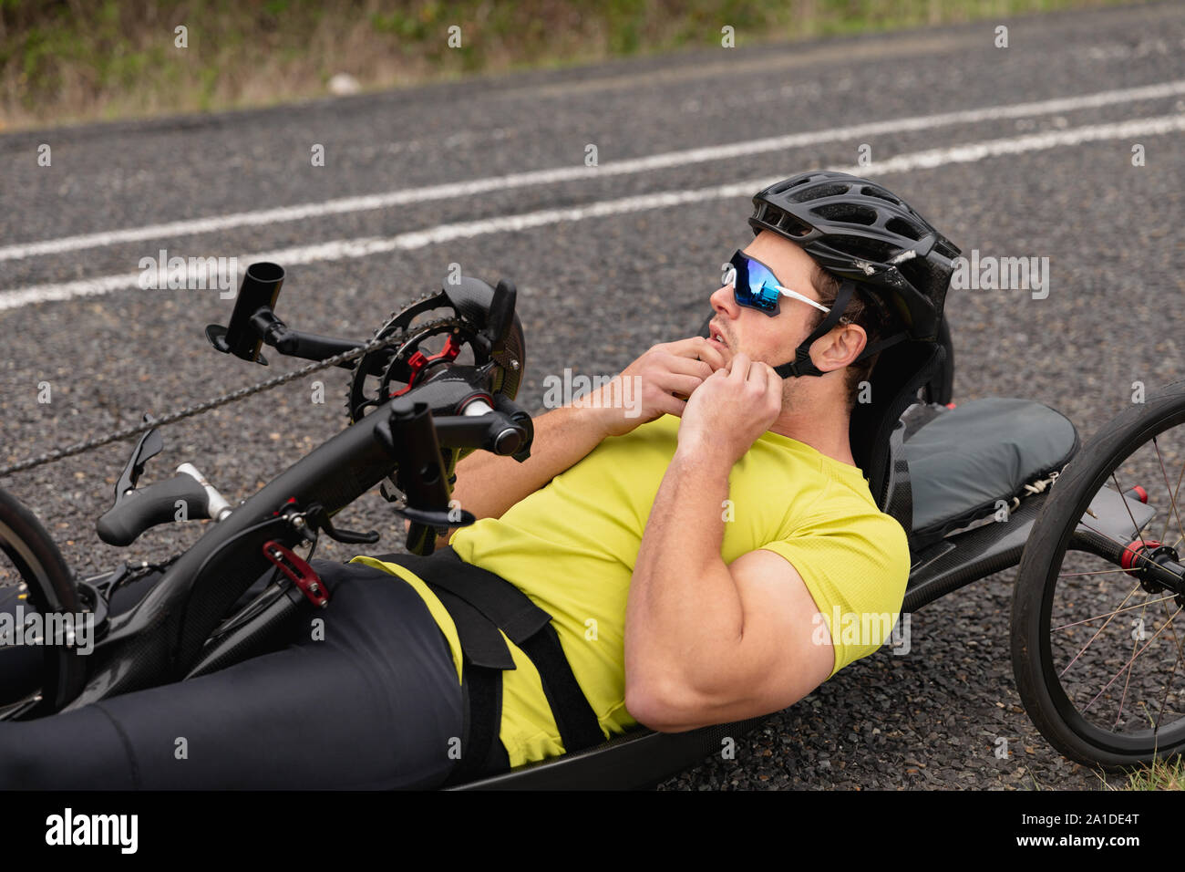 Man Radfahren auf Liegerad Stockfoto