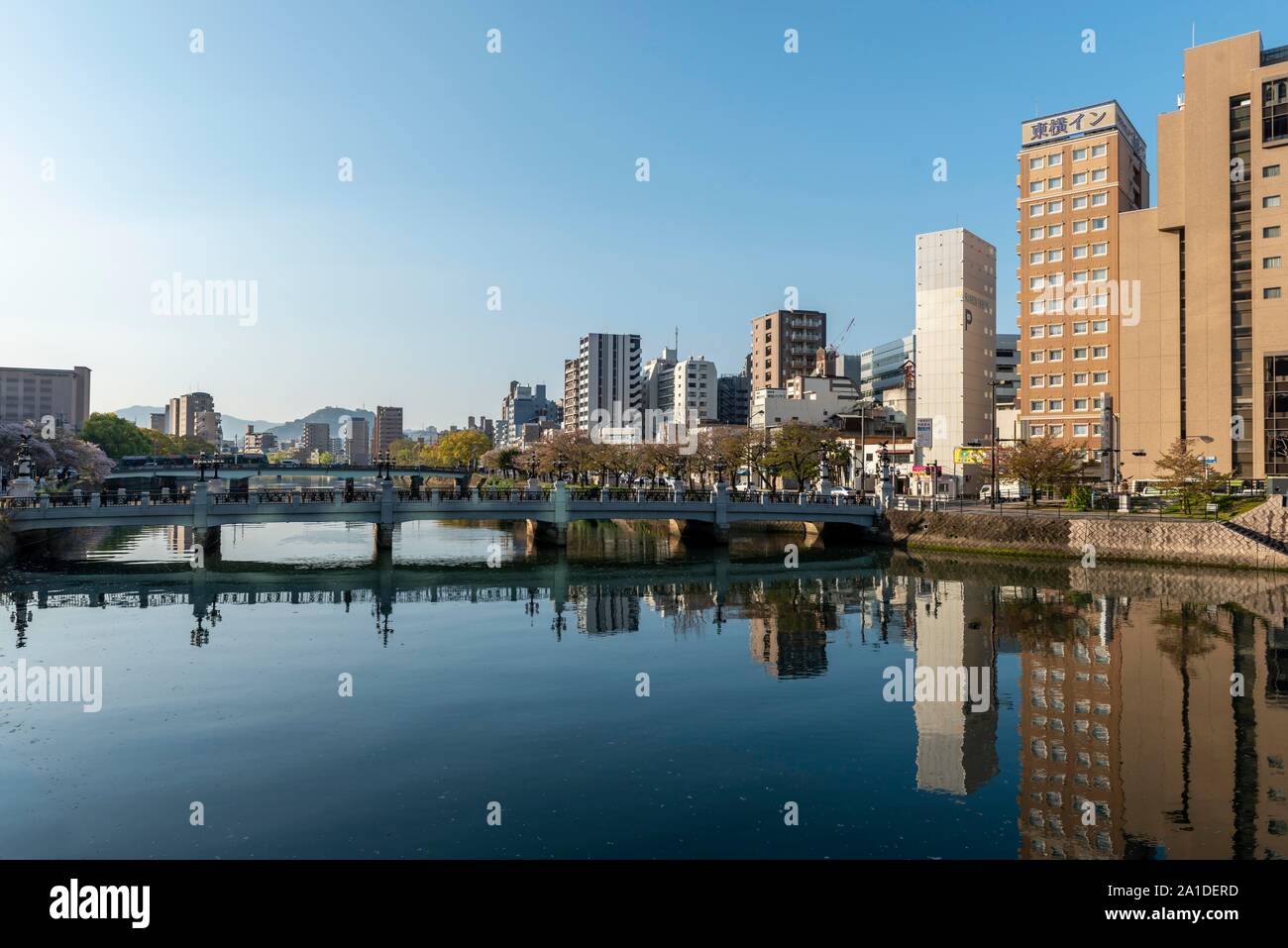 Blick über Fluss Kyobashi zu Wolkenkratzern, Hiroshima, Japan Stockfoto