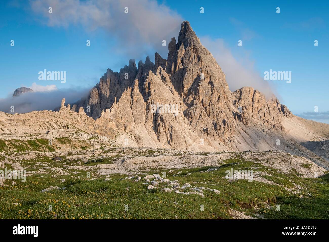 Paternkofel mit steigenden Wolken, Sextner Dolomiten, Hochpustertal, Südtirol, Südtirol, Italien Stockfoto