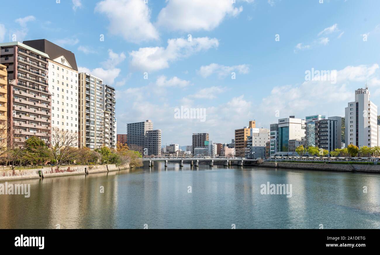 Blick über Fluss Kyobashi zu Wolkenkratzern, Hiroshima, Japan Stockfoto
