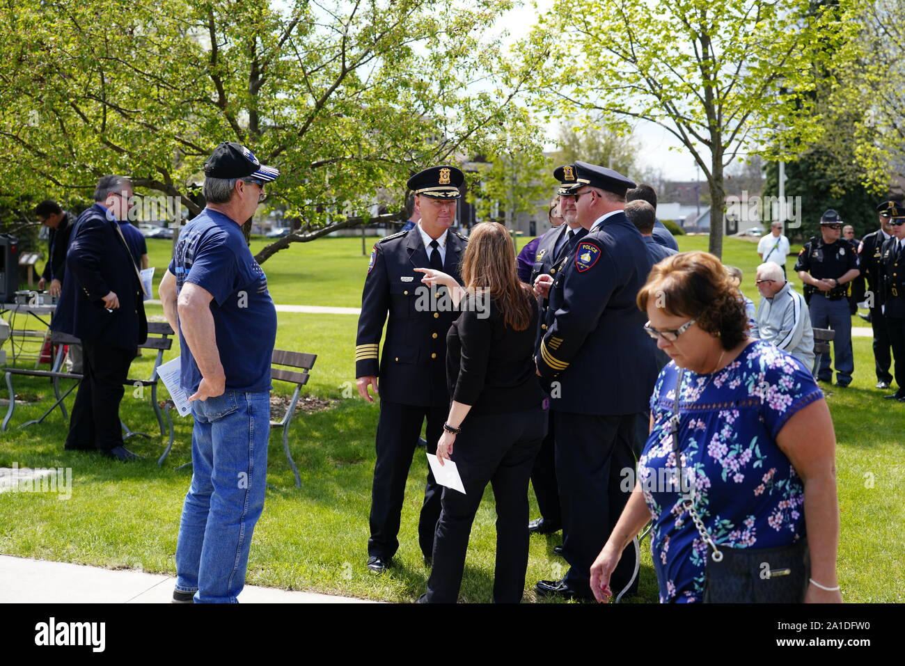 Polizei, State Troopers, Polizeichef, und Feuerwehrmann Offiziere haben die Gedenkstätte am Memorial Day kommen für die Gefallenen, Fond du Lac, Wisconsin Ehre Stockfoto