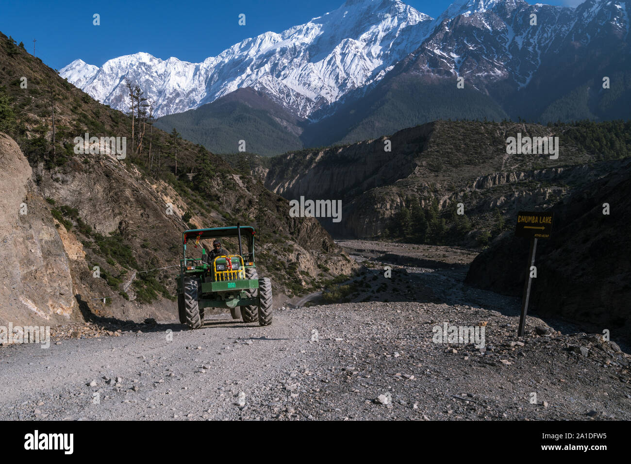 Traktor auf der Straße mit den Nilgiri im Hintergrund. Untere Mustang, Nepal Stockfoto