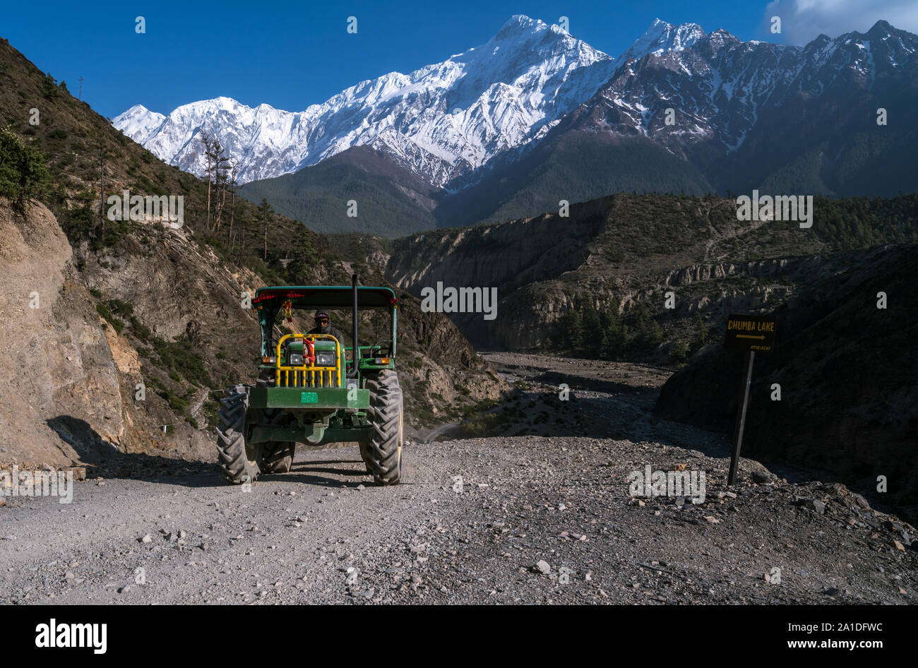 Traktor auf der Straße mit den Nilgiri im Hintergrund. Untere Mustang, Nepal Stockfoto
