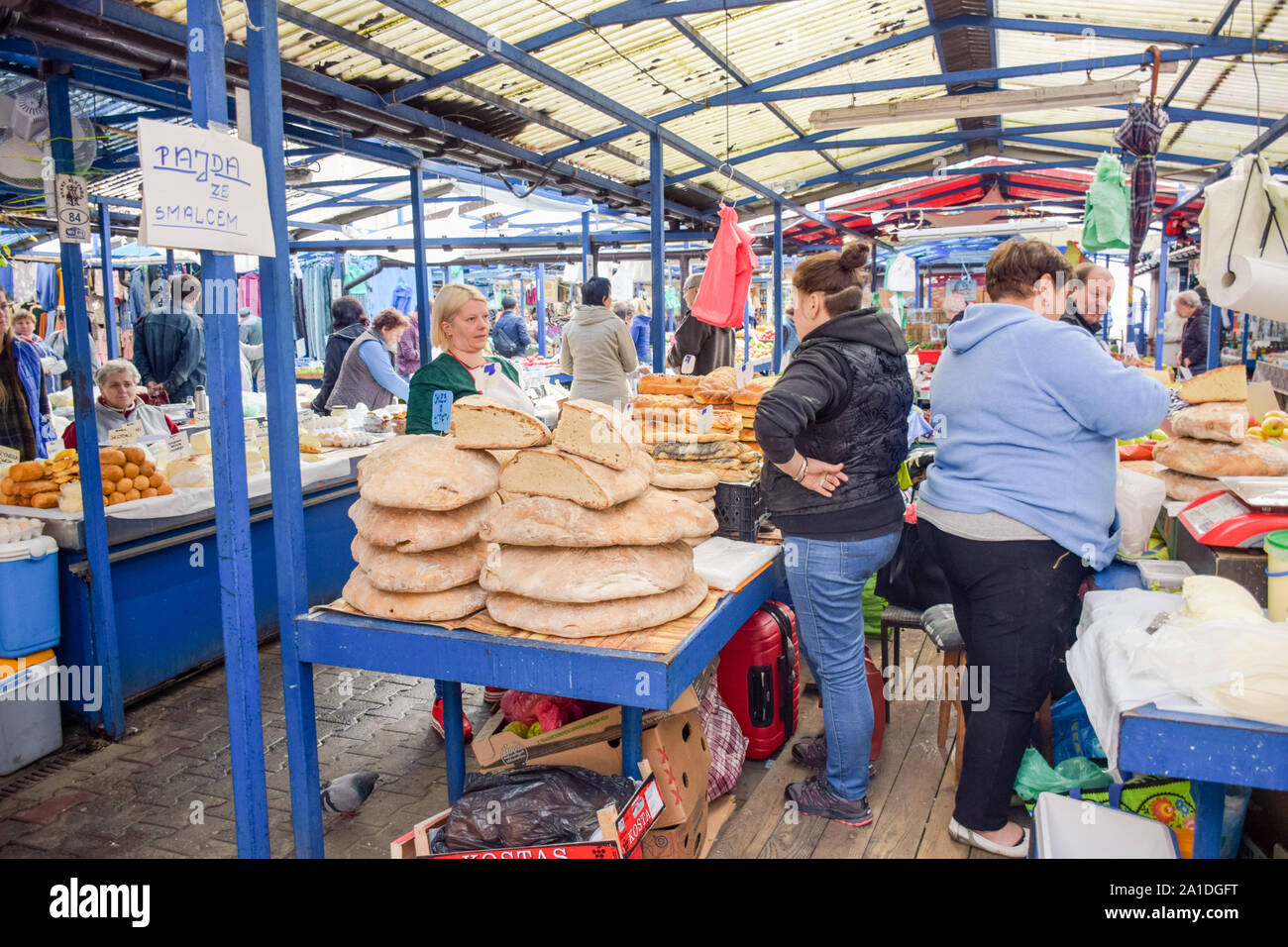 Die lokalen polnischen Volkes Shopping im Stary Kleparz Markt, eine Tradition von über 800 Jahren Marktplatz in der Stadt Krakau, Polen Stockfoto