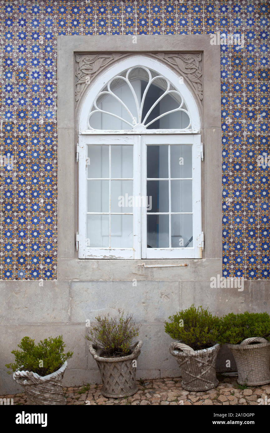Bogenfenster im gefliesten Wand in Sintra, Portugal Stockfoto