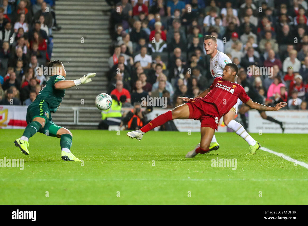 Rhian Brewster von Liverpool erstreckt sich in einem Versuch, die zählen während der carabao Pokalspiel zwischen dem MK Dons und Liverpool bei Stadion zu öffnen: mk, Milton Keynes, England am 25. September 2019. Foto von David Horn. Stockfoto