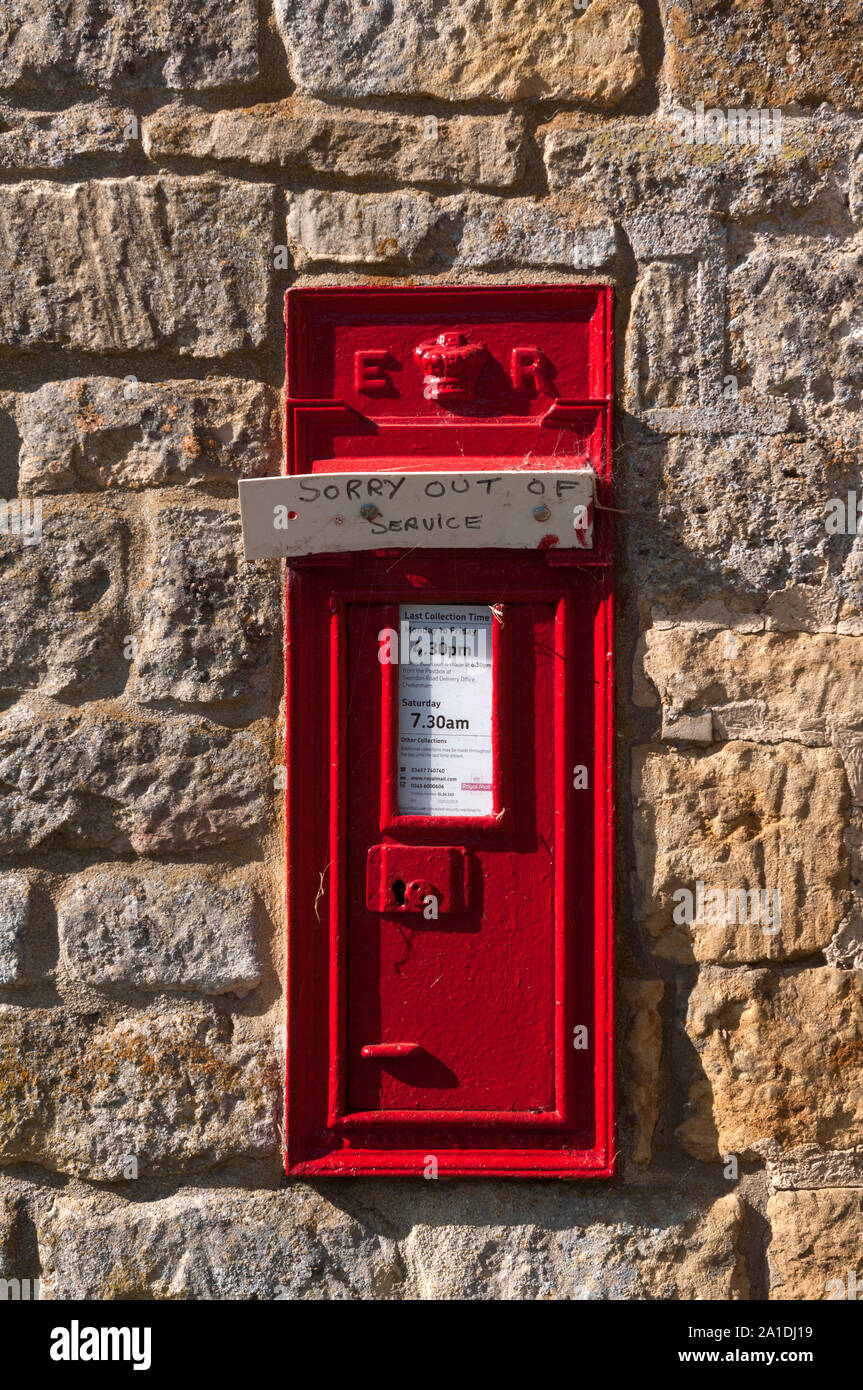 Ein Briefkasten mit 'Sorry außer Betrieb", auf der Seite einer Scheune im Lower Lemington, Gloucestershire, England, Großbritannien Stockfoto