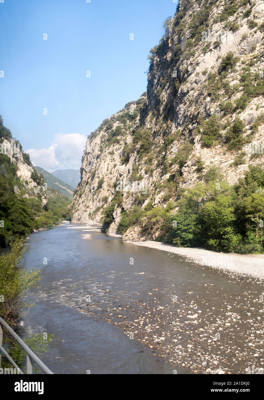 Blick auf den Fluss Var Tal von einem Chemins de Fer de Provence Zug zwischen Nizza und Puget-Théniers, Frankreich, Europa Stockfoto