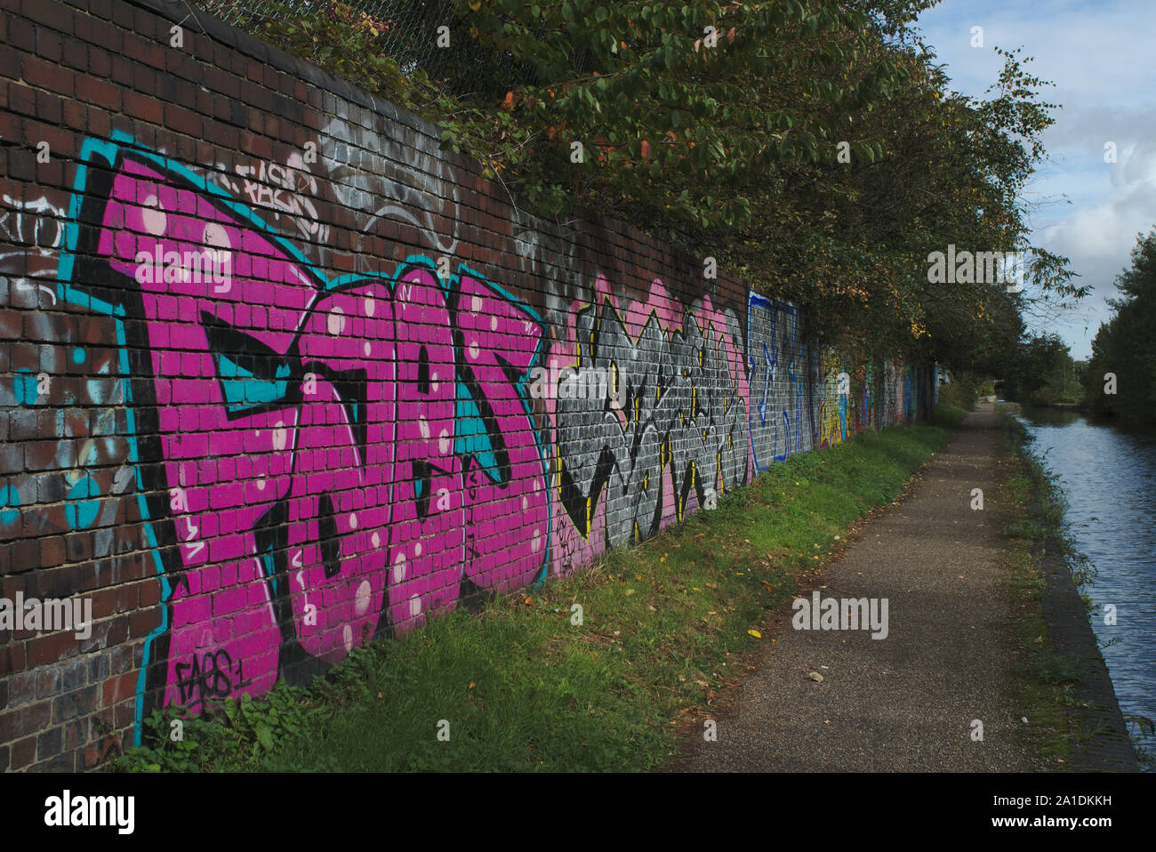 Canal Leinpfad und Graffiti. Birmingham. West Midlands. Großbritannien Stockfoto Canal Leinpfad und Graffiti. Birmingham. West Midlands. Großbritannien Stockfoto
