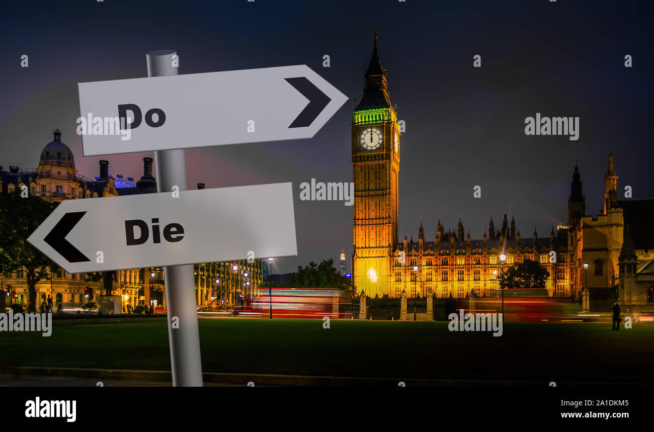 Die Beschilderung vor dem britischen Parlament um Mitternacht oder sterben. Das zusammengesetzte Bild. Frist brexit Gefahr oder Warnung. Oktober Konzept. Stockfoto