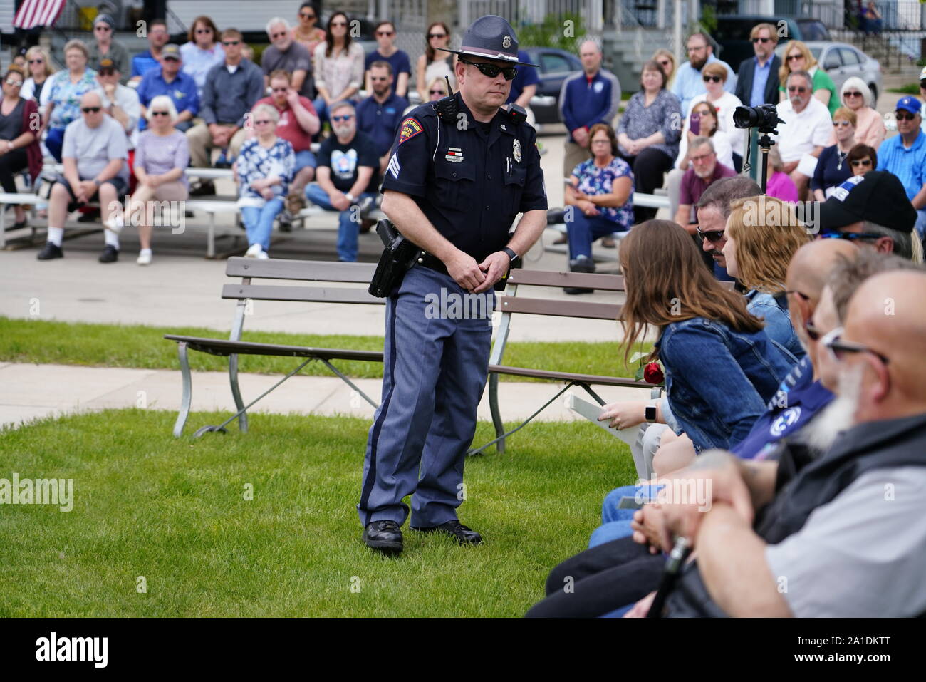 Polizei, State Troopers, Polizeichef, und Feuerwehrmann Offiziere haben die Gedenkstätte am Memorial Day kommen für die Gefallenen, Fond du Lac, Wisconsin Ehre Stockfoto