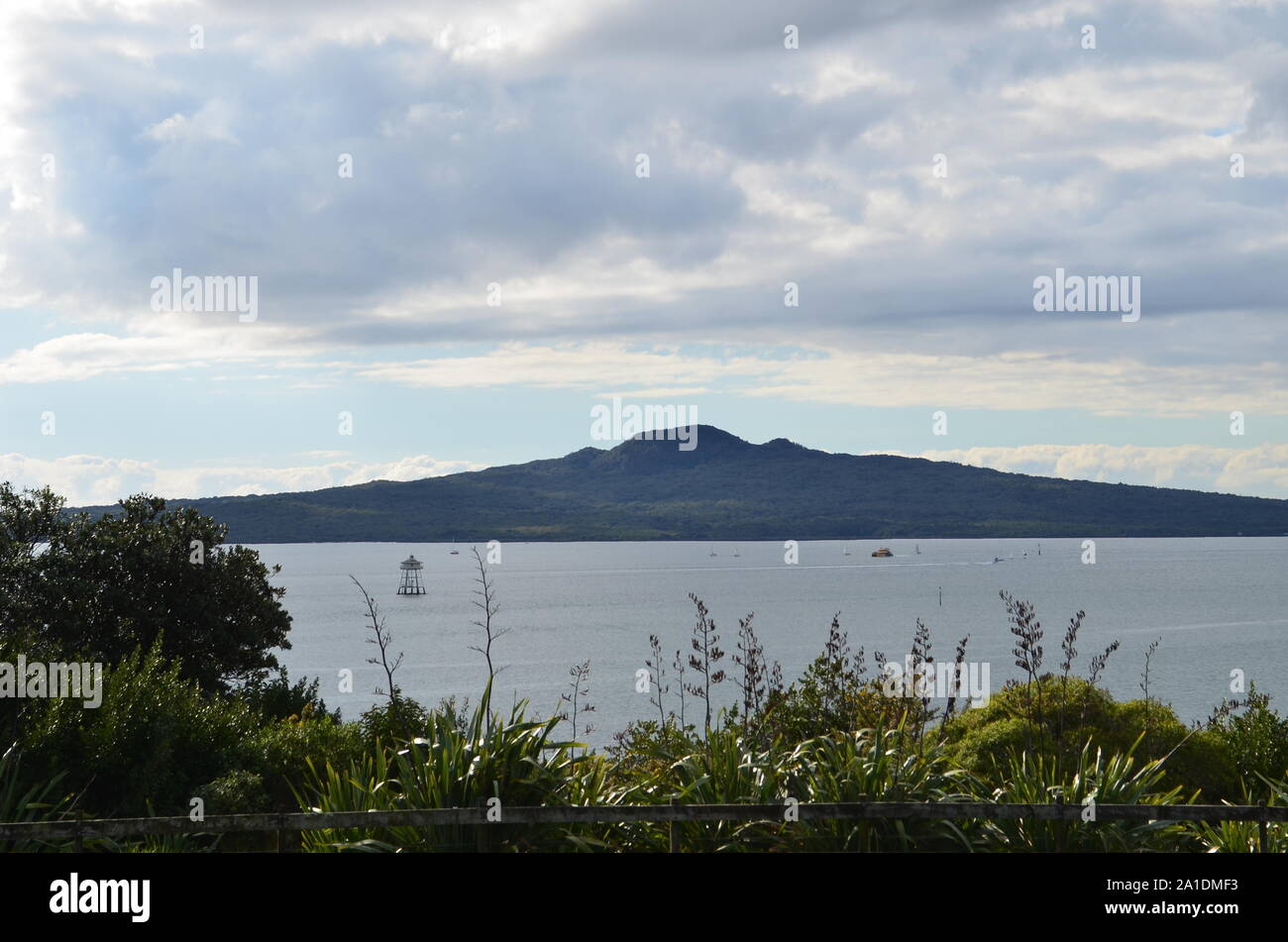 Rangitoto Island gesehen von Bastion Point, Auckland Stockfoto