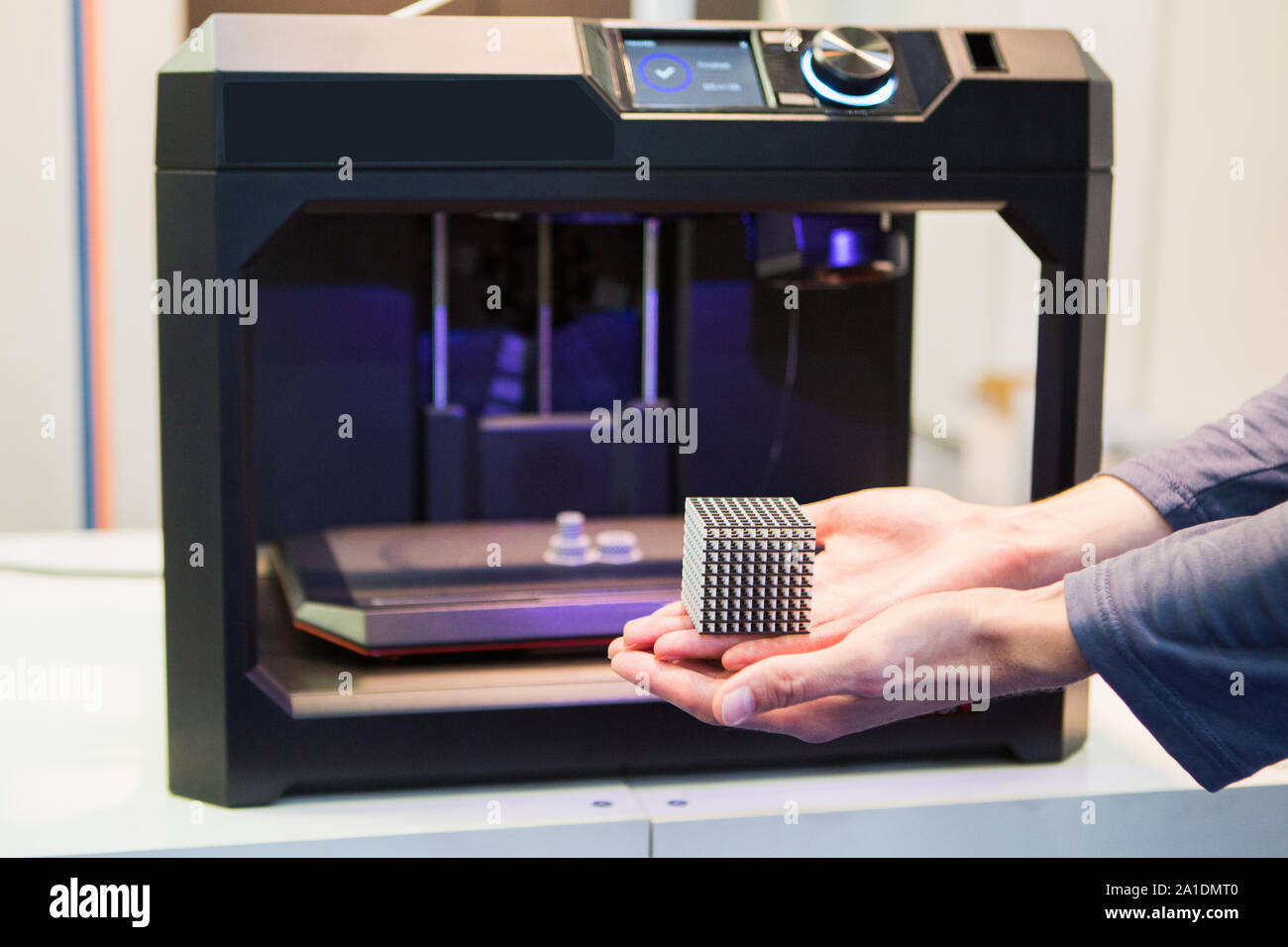 Eine 3D-Desktop Drucker im Labor für Druckt eine Struktur aus einem Polymer Stockfoto