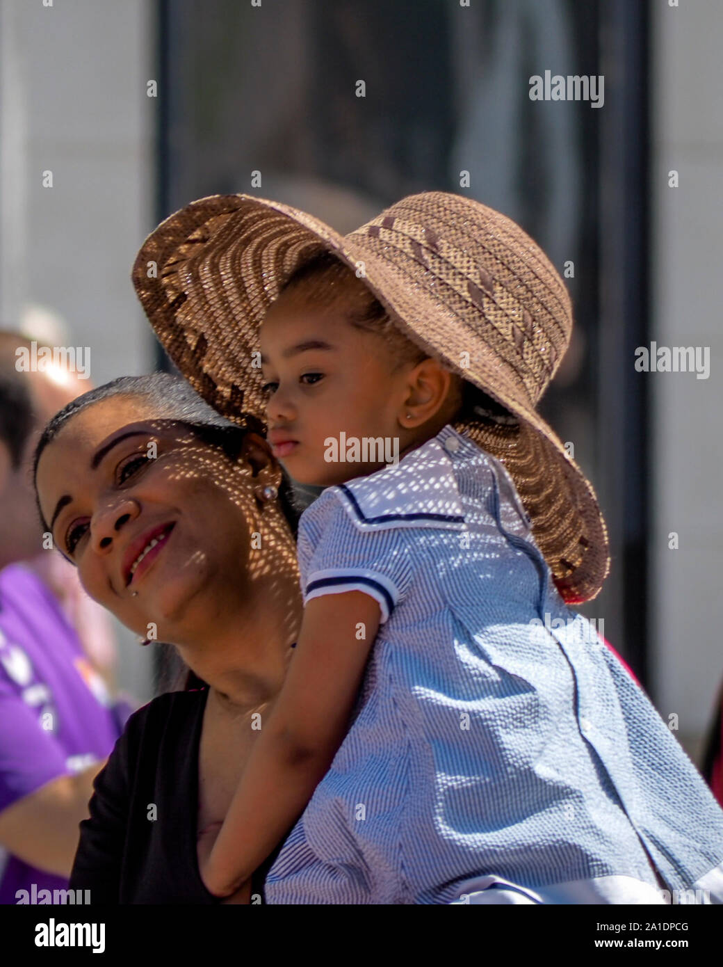 Mutter und Tochter mit Pamela während des XV Interkulturelle Woche Parade in Valladolid Stockfoto