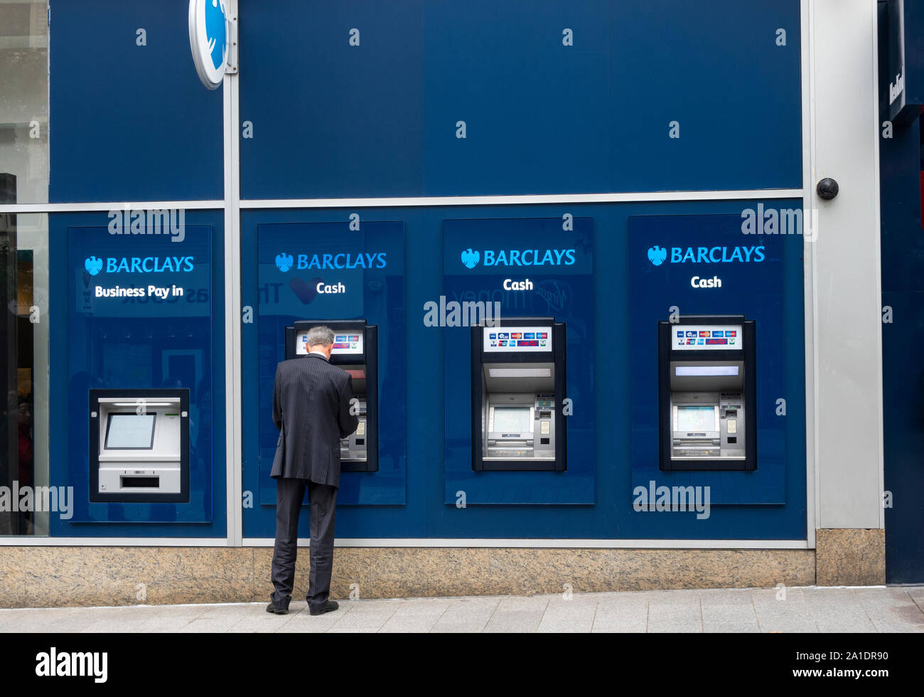 Atm Bank Outside Stockfotos Und Bilder Kaufen Alamy