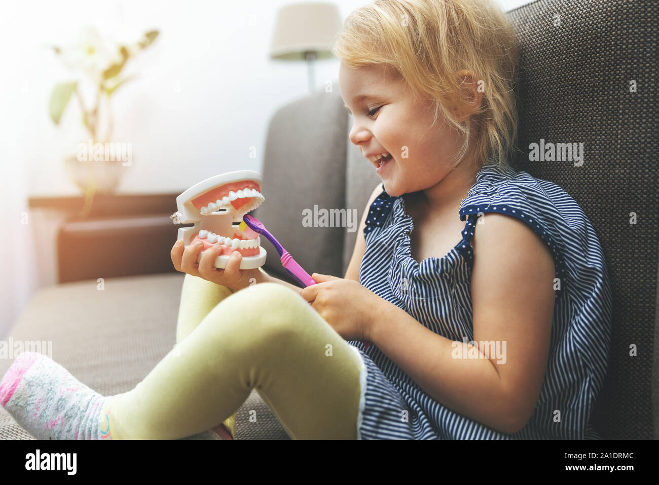 Kind zahnmedizinische Gesundheit - kleines Mädchen Training am Modell, wie die Zähne richtig zu putzen Stockfoto