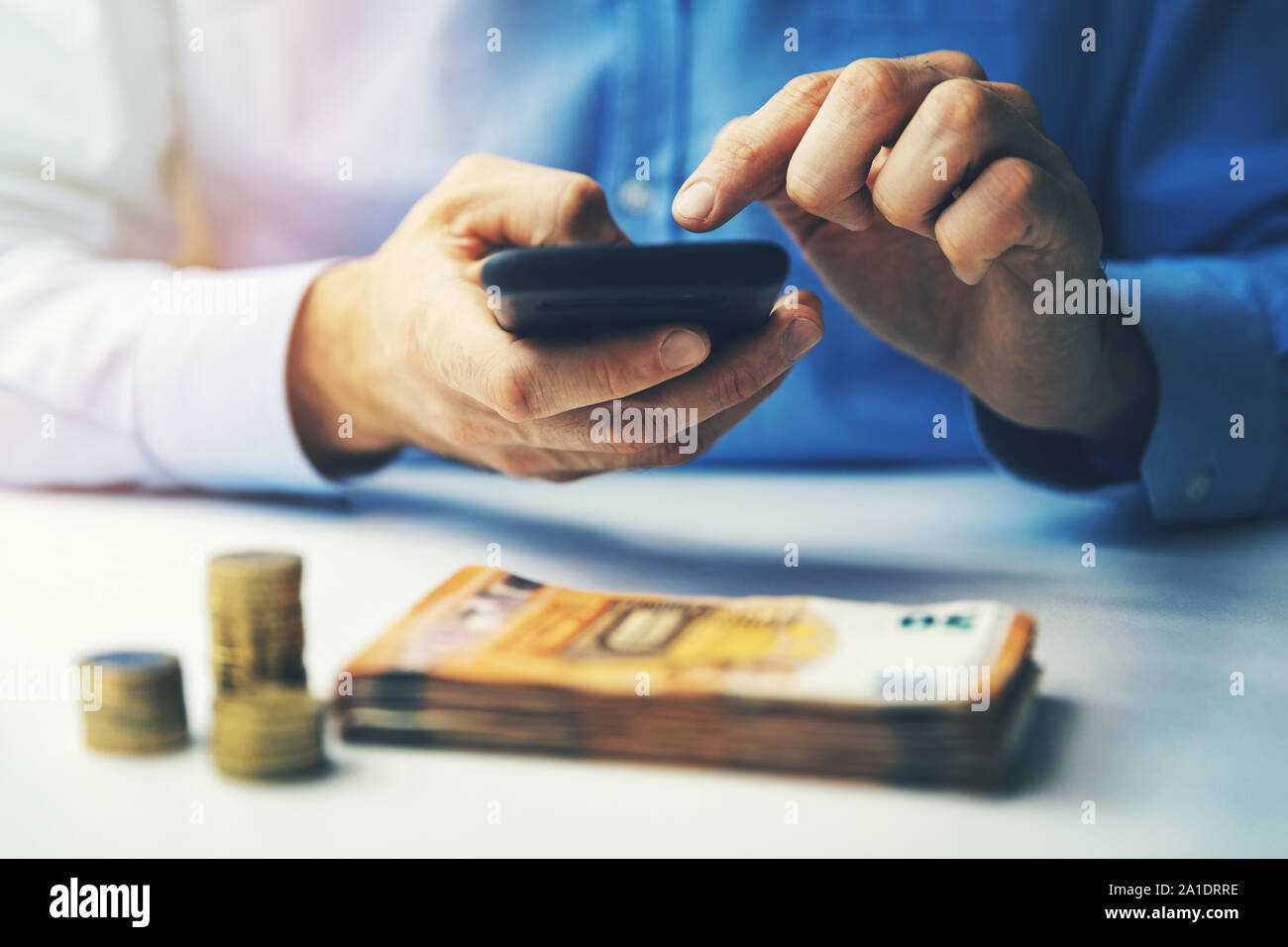 Fintech Konzept - Geschäftsmann mit smart phone finanzielle Transaktionen zu machen Stockfoto