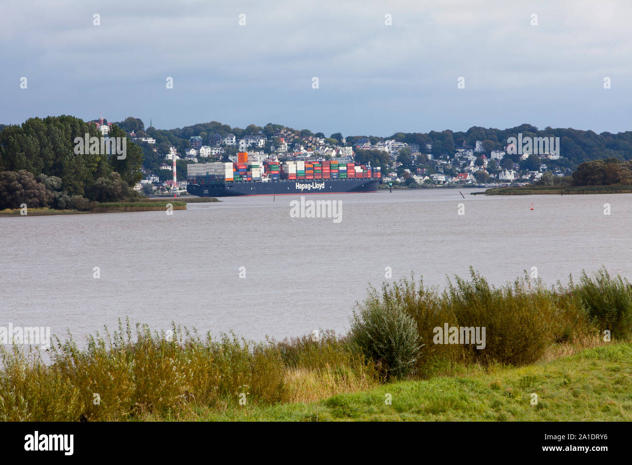 Blick von Cranz nach Blankenese, Containerschiff, Harburg Stadtteil von Hamburg, Deutschland, Europa Stockfoto