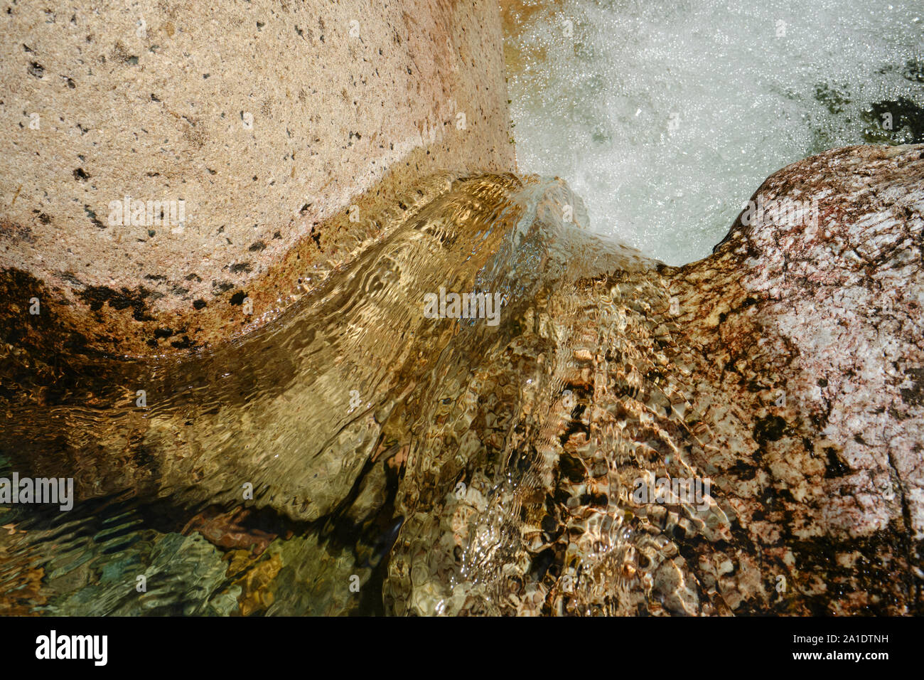 Einem schnell fließenden Bergbach über Felsen Detail in der Cocktail Bar stream Valley Spelunca Schlucht/Gorges de Spelunca Korsika. Stockfoto