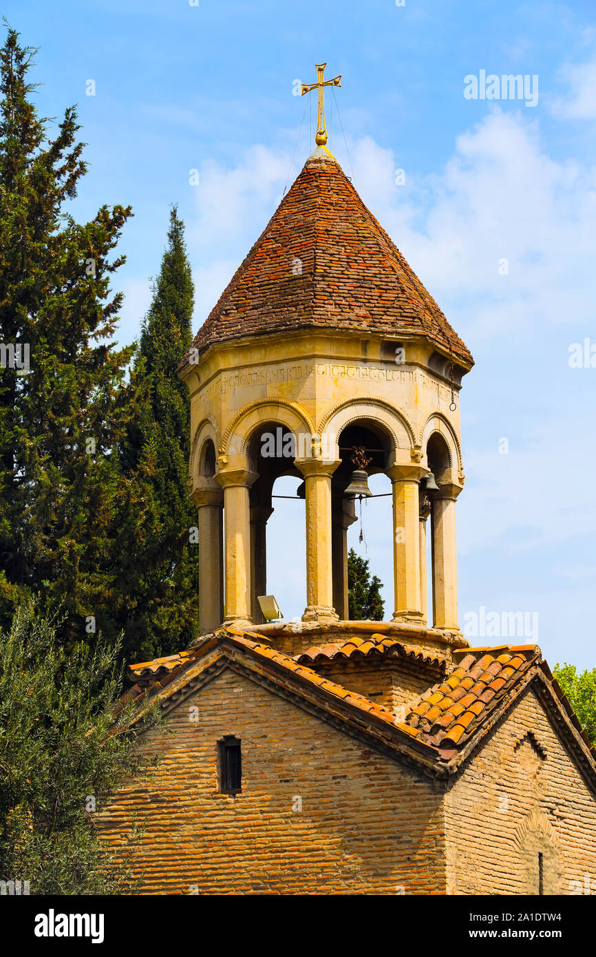 Glockenturm der Kathedrale Sioni Kirche in Tiflis, Georgien und Blumen Stockfoto