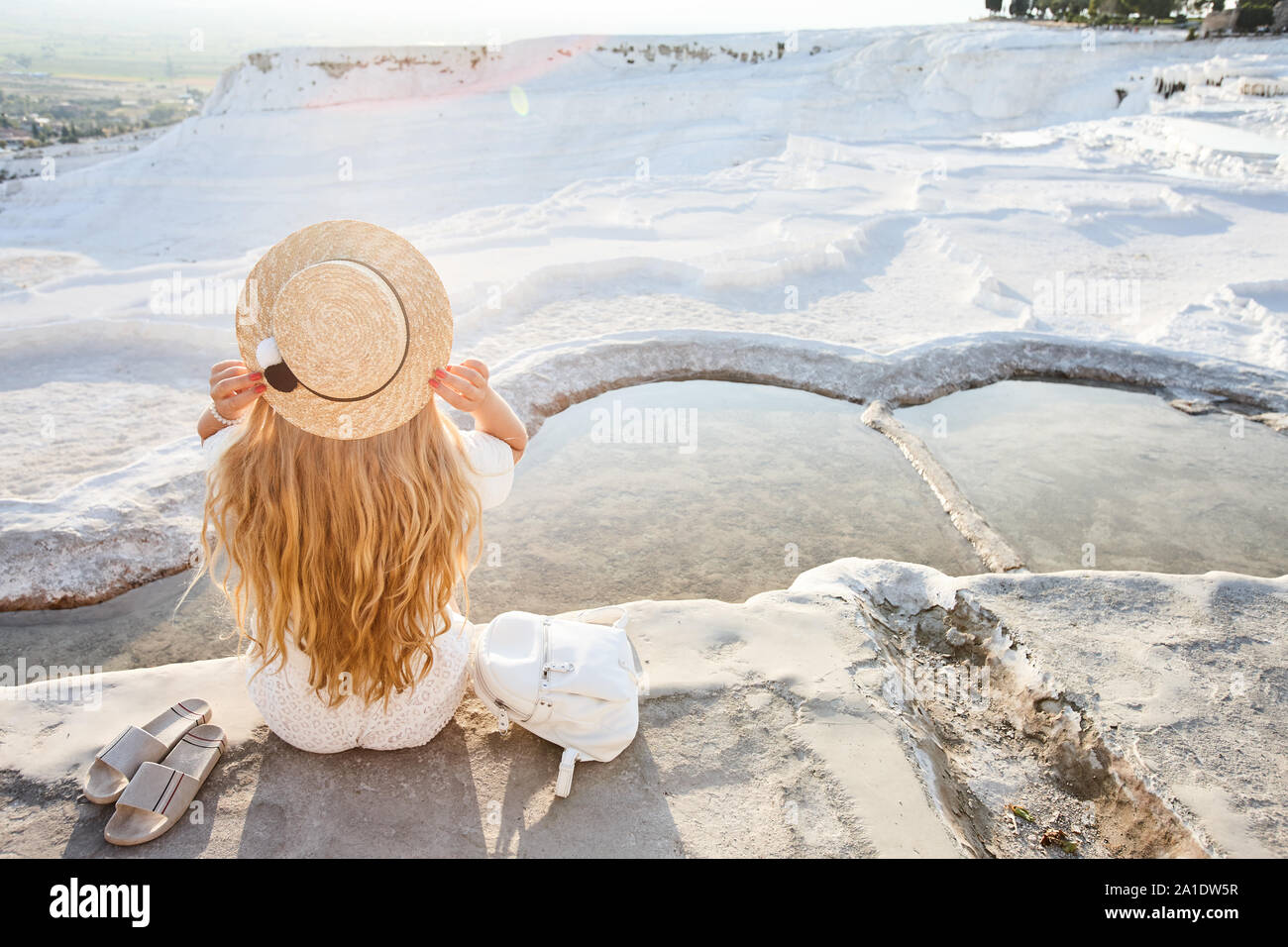 Junge Frau genießen Sie den Blick auf Pamukkale Travertin in der Türkei Stockfoto