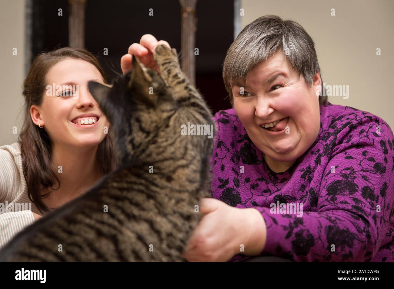 Tier - erleichtert Therapie für eine geistig behinderte Frau zu Hause Stockfoto