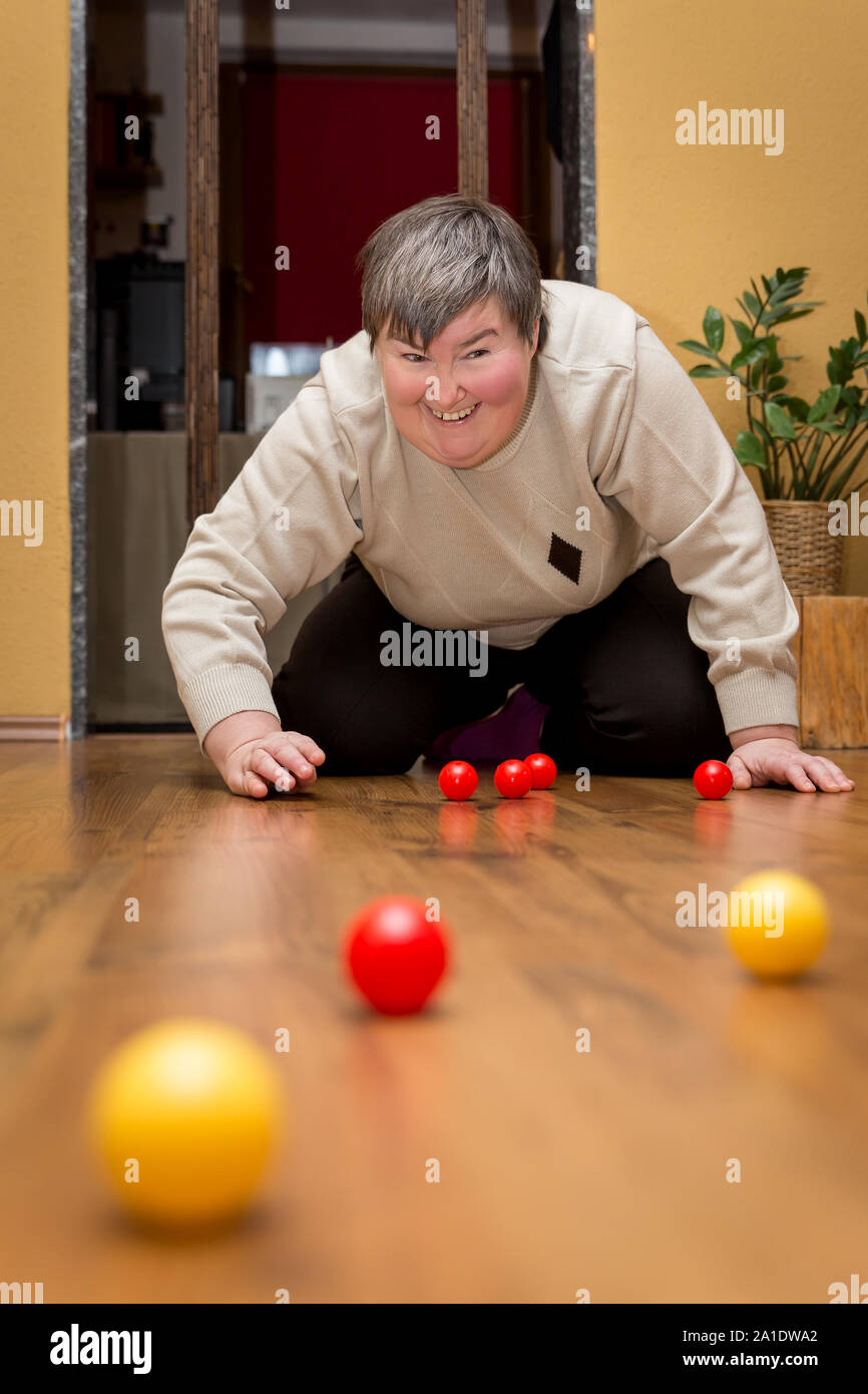 Geistig behinderte Frau spielen mit Bällen, Lernen und Studieren withfun Stockfoto