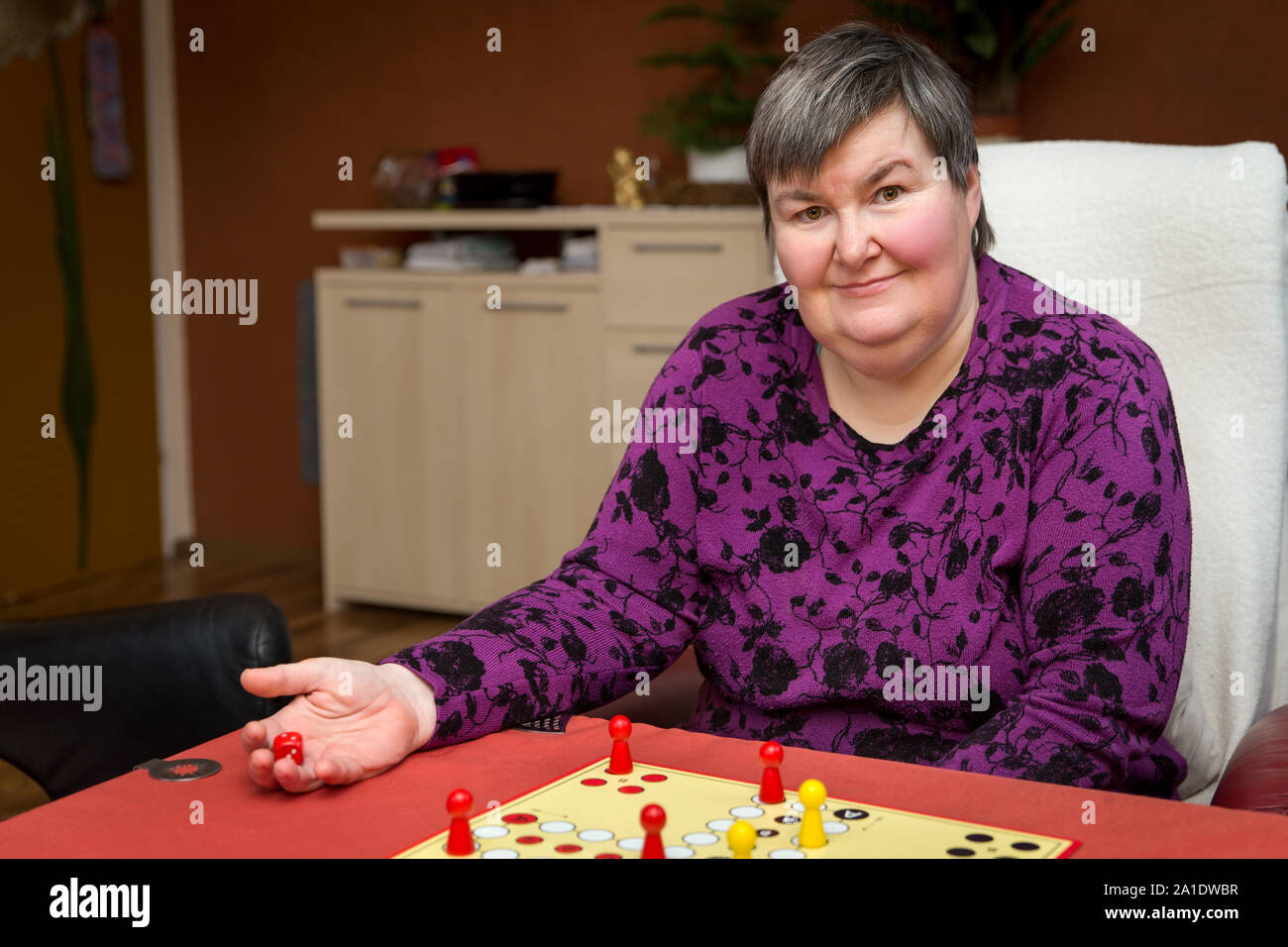 Frau mit einem Disablity entwickeln ein Spiel spielen zu Hause Stockfoto