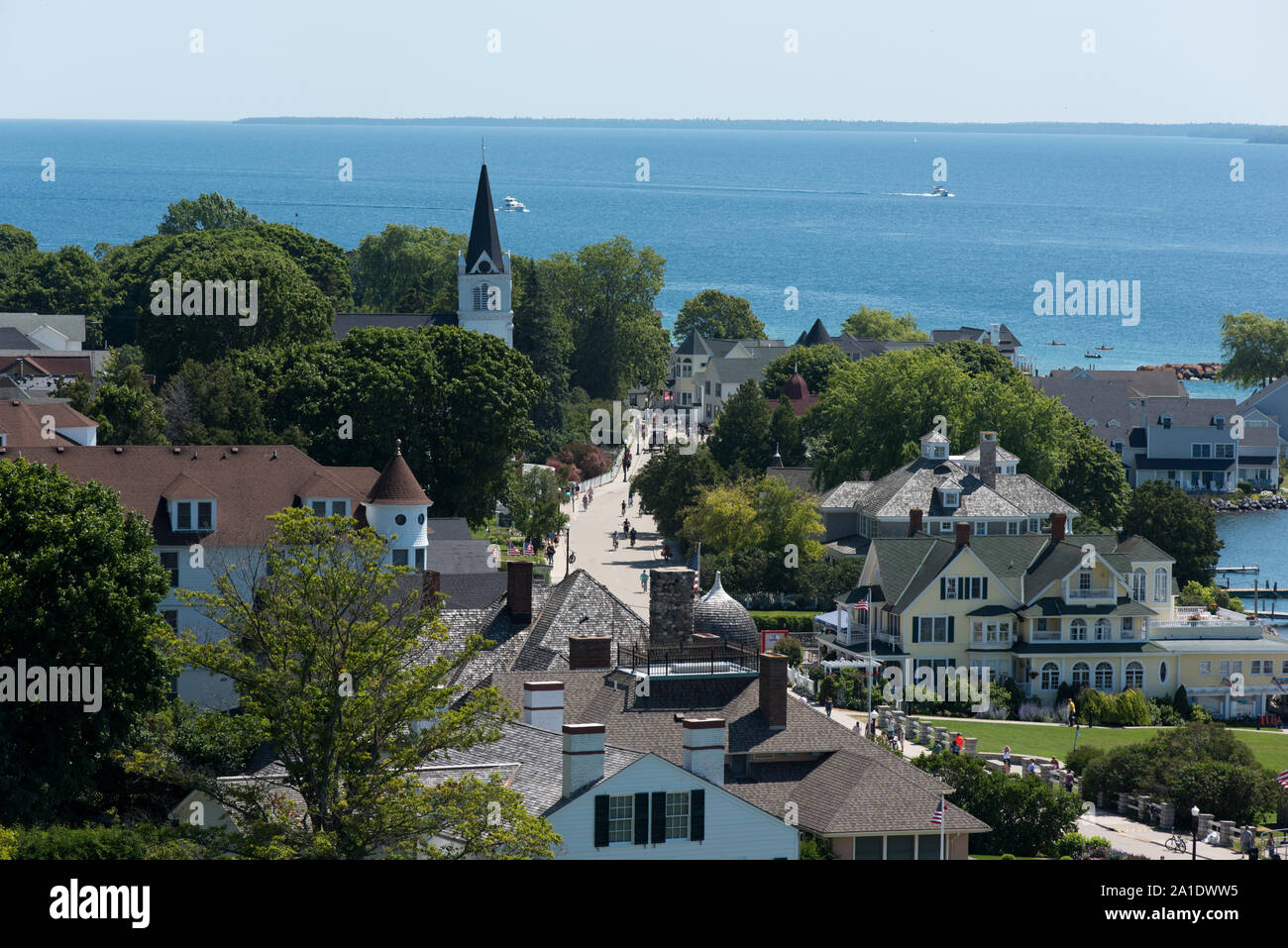 Mackinac Island, Michigan, USA - St. Anna Kirche als aus dem Osten Bluff sehen. Stockfoto