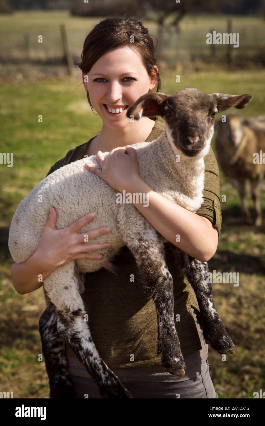 Frau mit einem Lamm, Konzept, vegan und vegetarisch leben Stockfoto
