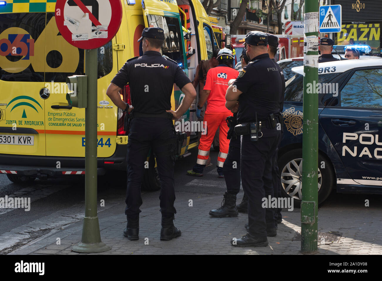 Spanisch Rettungsdienste, Feuerwehr, Polizei und Krankenwagen reagieren bei einem Wohnungsbrand in Sevilla, die Hauptstadt von Andalusien, Spanien. Stockfoto