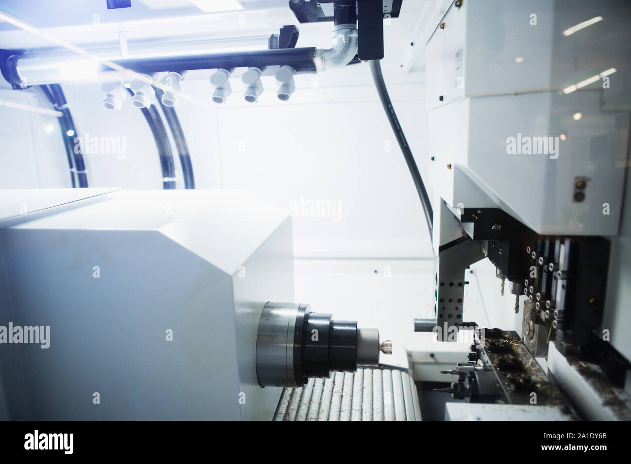 Automatische Maschine zum Bohren von Metall. Moderne automatisierte Fabrik Stockfoto
