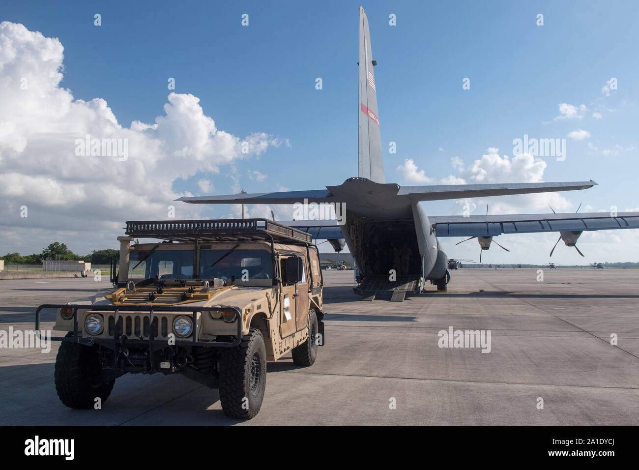 Ein US Air Force Humvee ist vorbereitet auf eine C-130J Super Hercules geladen werden, im Homestead Air Reserve Base, Fla., Sept. 11, 2019, ein Site Survey Mission in den Bahamas zu unterstützen. Us Northern Command bereitgestellten militärischen - einzigartige Möglichkeiten der US-Agentur für Internationale Entwicklung, so dass die weiteren Hilfsmaßnahmen der Bewältigung der akuten humanitären Bedürfnisse der Bahamian Leute. (U.S. Air Force Foto von Tech. Sgt. Joshua J. Garcia) Stockfoto