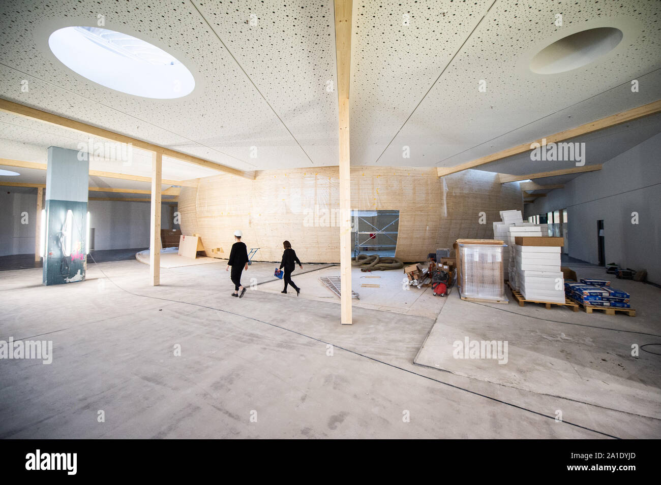 Berlin, Deutschland. 26 Sep, 2019. Zwei Frauen gehen Sie auf die zukünftigen Kinder Museum für das Jüdische Museum über eine Baustelle in der W. Michael Blumenthal Akademie. Das Children's Museum soll am 17. Mai 2020 zu öffnen. Credit: Arne Immanuel Bänsch/dpa/Alamy leben Nachrichten Stockfoto