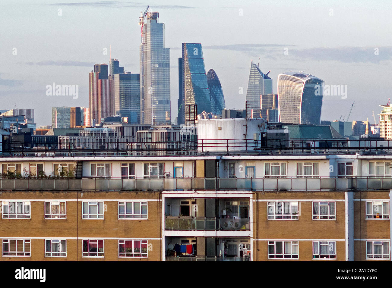 Churchill Gärten Wohnsiedlung in der Pimlico, Westminster, London, UK, mit der Stadt London. Vom 29. Juli 2019. Stockfoto