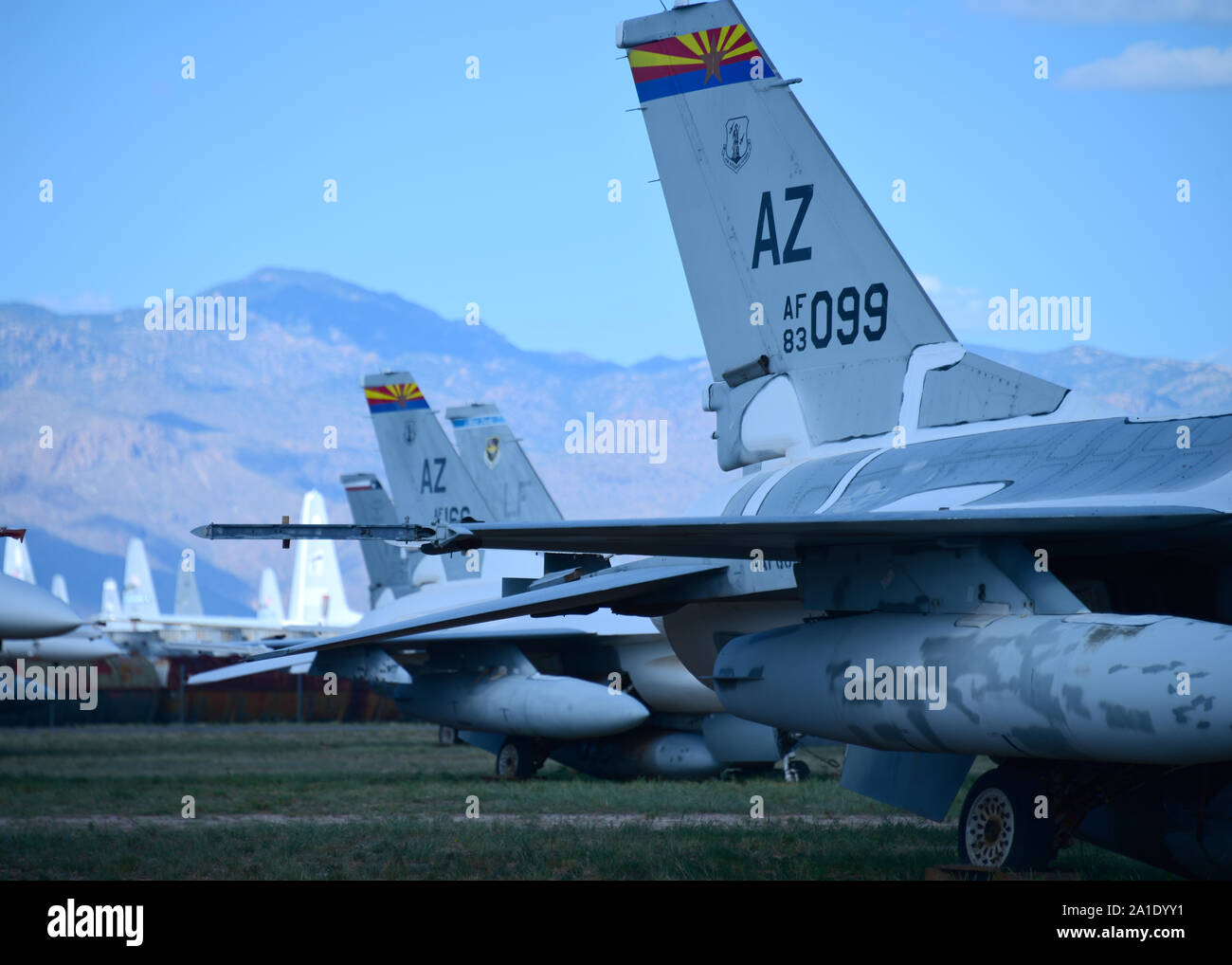 F-16 Falken sitzen in der 309Th Flugzeugwartung und Regeneration Gruppe in Davis-Monthan Air Force Base, Arizona, Sept. 20, 2019. Die amarg Häuser über 4.400 Flugzeuge und 13 für Luft- und Raumfahrt. (U.S. Air Force Foto von Airman 1st Class Jacob T. Stephens) Stockfoto