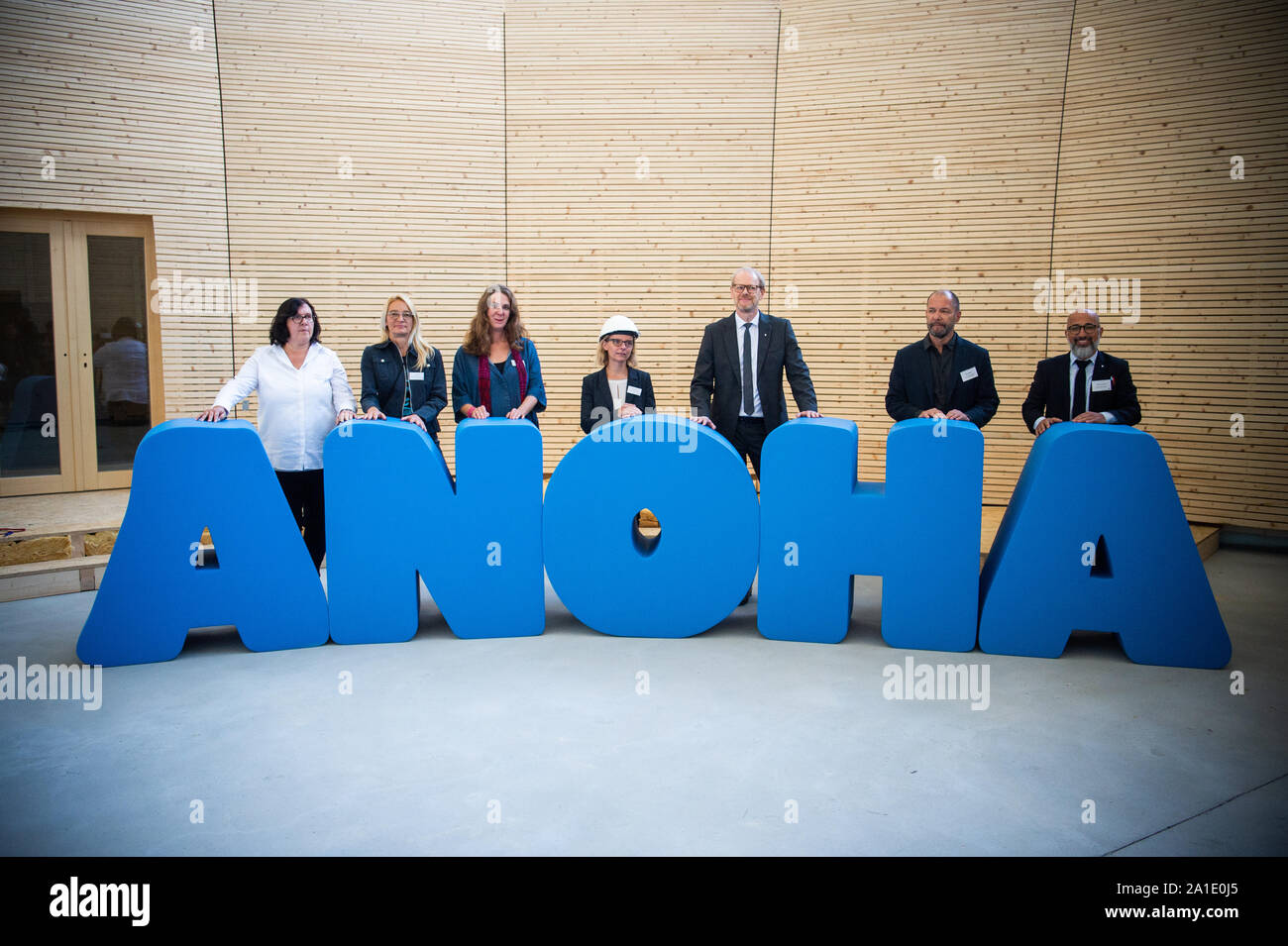 26. September 2019, Berlin: Manuela Kanzack (L-R), Leiter der Konstruktion, Barbara Höffer, Ausstellung Konzept, gelia Eisert, Ausstellung Projekt Manager, Martina Bendel, Olson Kündig Architektur, Martin Michaelis, Geschäftsführer des Jüdischen Museums Berlin, Alan Maskin, Architekt, und Bülent Durmus, organisatorische Direktor des Jüdischen Museums Berlin, stehen vor dem "Anoha" Schild, den Titel des zukünftigen Kinder Welt im Jüdischen Museum, in einer Baustelle tour. Das Children's Museum soll am 17. Mai 2020 zu öffnen. Foto: Arne Immanuel Bänsch/dpa Stockfoto