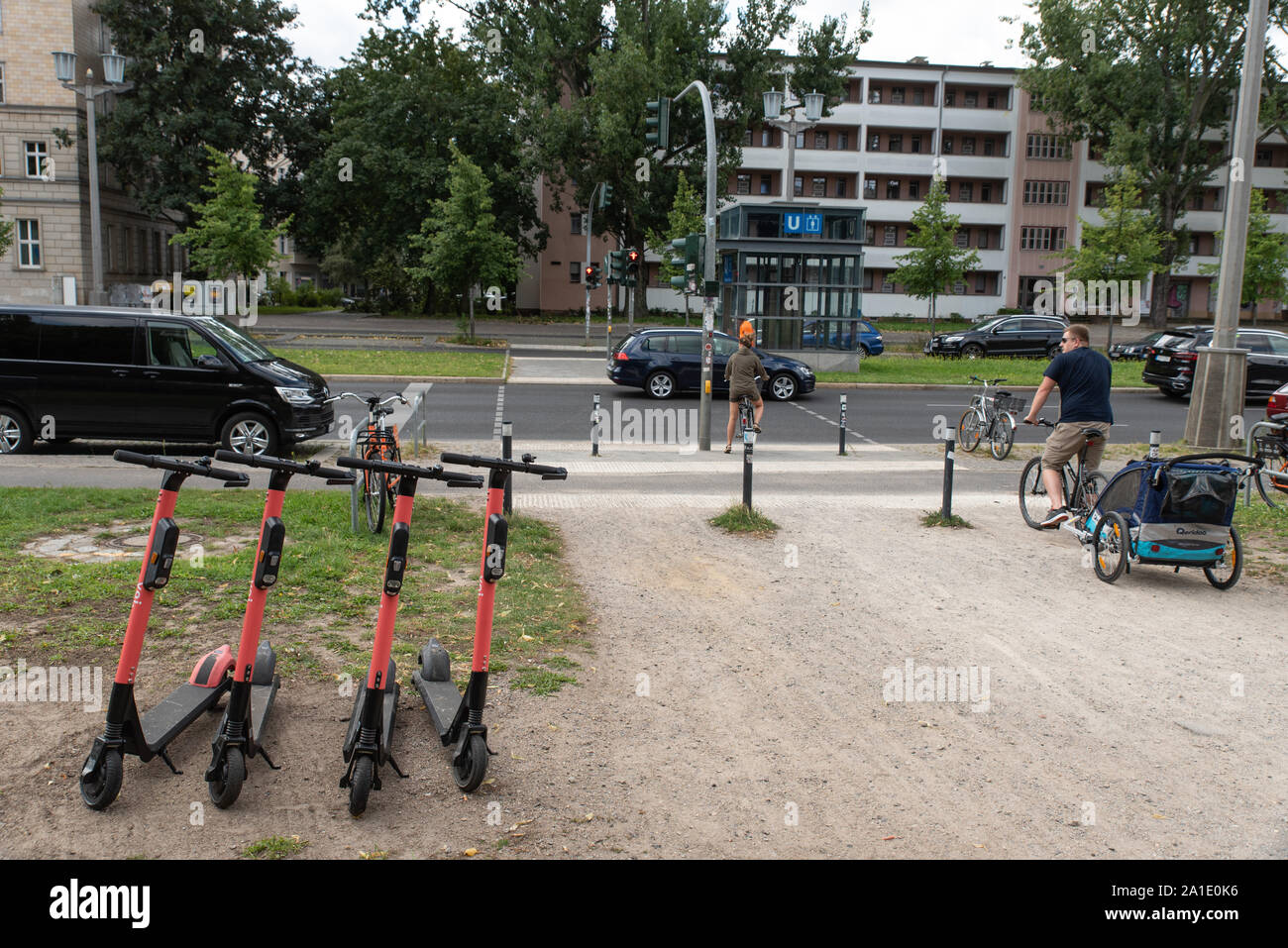 E-Scooter auf der Karl-Marx-Allee, Berlin, Deutschland. Stockfoto