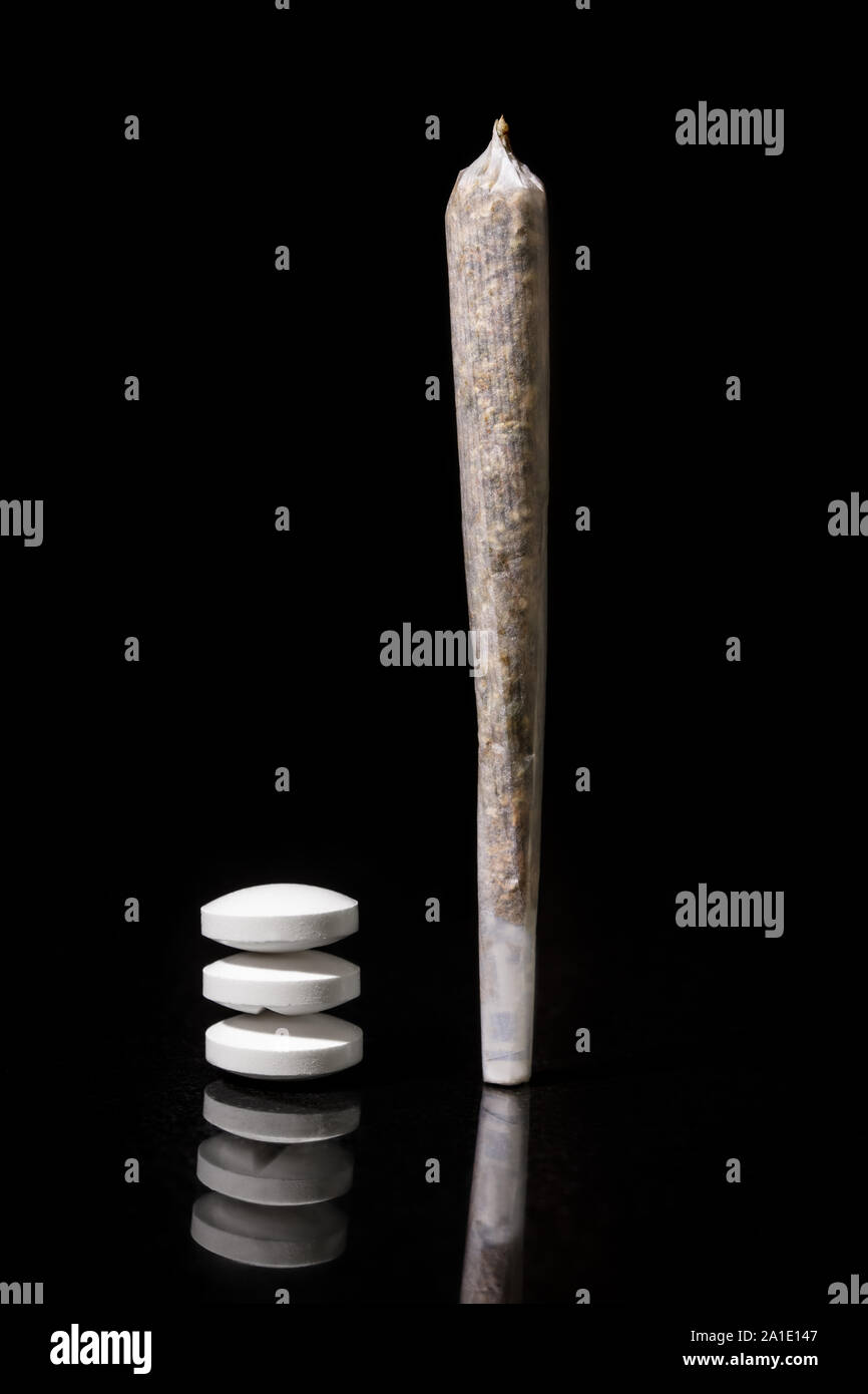 Cannabis Joint und Tabletten, Medikativen von Wildpflanzen, schwarzer Hintergrund Stockfoto