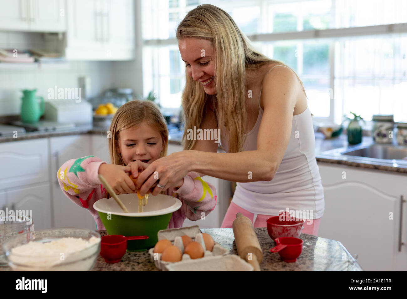 Familie die Weihnachtsplätzchen zu Hause Stockfoto