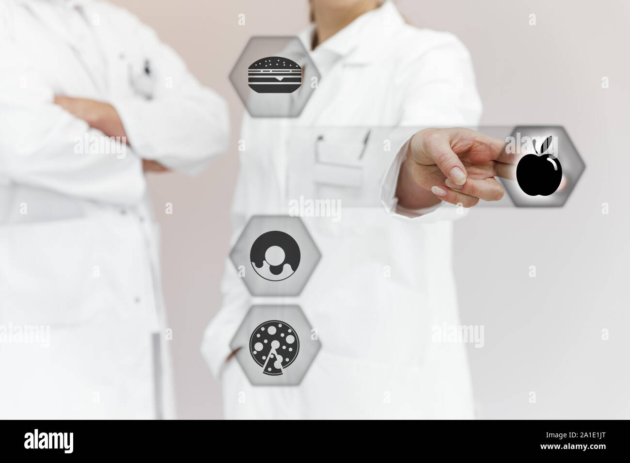 Zwei Sanitäter Arbeiter zeigen den richtigen Weg für eine gesunde Ernährung Stockfoto